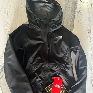 New with tags women’s Dryzzle the north face jacket size small